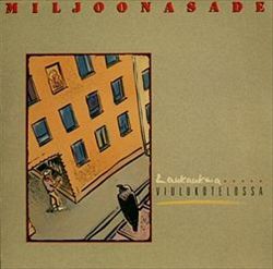 Album herunterladen Miljoonasade - Laukauksia Viulukotelossa